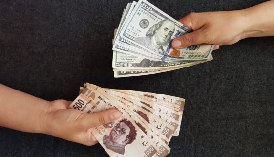 Hands,On,Currency,Exchange,,Mexican,Bills,And,Dollar,Banknotes
