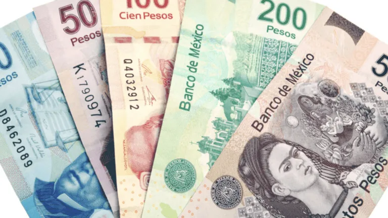 What currency is used in Mexico and how do you exchange money?